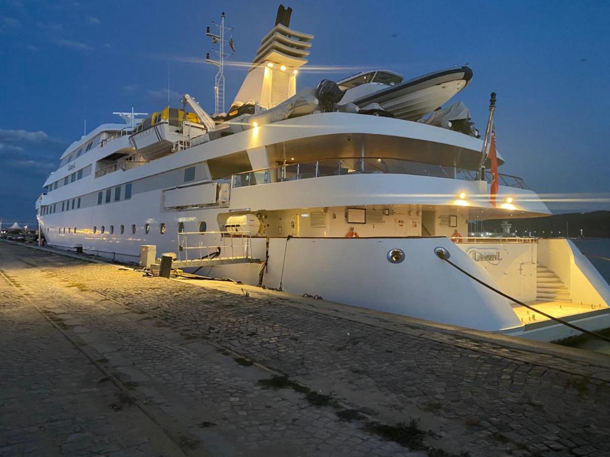 МareliS Luxe Port Apartment Варна Экстерьер фото